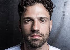 Το καλοκαίρι του 2010 ο κωνσταντίνος αργυρός εμφανίστηκε με τον πάνο καλίδη και την χριστίνα κολέτσα στο romeo. Kwnstantinos Argyros Sxesh Archives Fay S Book