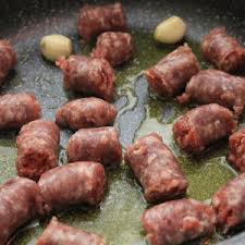 Cucinare la salsiccia sia in padella, in forno o alla brace non richiede grossi doti culinarie ma una certa attenzione è dovuta per evitare che non venga cotta bene. Ricetta Salsicce In Padella Con Broccoli Secondi A Base Di Carne