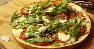 Ganz Einfach Pizza Backen Mit Fladenbrot Pizza Backen Rezepte Fladenbrot