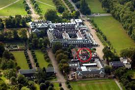 Neben dem landsitz von william und kate werden mieter für ein haus gesucht. Von Der Doppelhaus Halfte In Den Palast Hier Lebte Herzogin Catherine Im Laufe Ihres Lebens Gala De