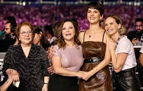 Monica também se pronunciou em seu perfil junior lima pegou todo mundo de surpresa ao anunciar, em seu instagram oficial, que espera pelo segundo filho ao lado da esposa monica benini! Monica Benini Vai As Lagrimas Durante Show De Sandy E Junior Ofuxico