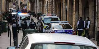 Deux personnes ont été placées en garde à vue, une troisième est recherchée. Bordeaux Une Femme Se Tue Apres Une Chute Du Quatrieme Etage