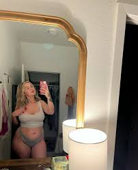 Mirror Selfie with PAWG - Desirable Mirror Image