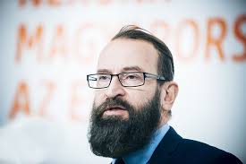 József szájer (ga) politico ungherese (it); Szajer Jozsef Bocsanatot Kert Csaladjatol Es Valasztoitol Miutan A Belga Lapok Megszelloztettek A Brusszeli Szexorgia Hiret Itt A Teljes Nyilatkozat Pestisracok