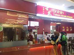 Prepared the way they do over in taiwan, the menu features authentic favorites such as xxl crispy chicken, handmade oyster mee sua, crispy floss egg crepe and seafood tempura. Shihlin Taiwan Street Snack Semarang Restaurant Reviews Photos Tripadvisor