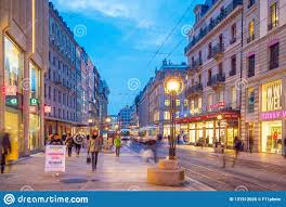 Столица одноимённого франкоязычного кантона и административный центр одноимённой коммуны. Zheneva Shvejcariya 6 Oe Fevralya 2018 Staryj Gorod Zhenevy Gorodka Vecherom V Shvejcarii Eto Vtoroj Mnogolyudnyj Gorod Vnutri Redakcionnoe Foto Izobrazhenie Naschityvayushej 131512026