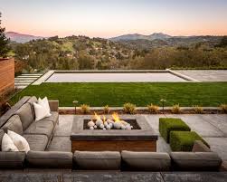 Terrasse Design Avec Cheminee D Exterieur Et Salon De Jardin Outdoor Fire Pit Fire Pit Backyard Backyard