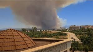 Turcia se confrunta cu incendii de proportii, fiind semnalate mai mult de 60 de focare in 17 provincii care au iesire la marea egee si marea mediterana. Dw0inrubppttum