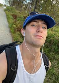 トナカイの息抜きシーズンがもうすぐやってくる! あと数週間で、私はフィールドに出て、ふわっとした小さな奇跡が到着するのを見守っています。  とても祝福されていると感じています。 可愛いトナカイの子牛の赤ちゃんに乞うご期待!