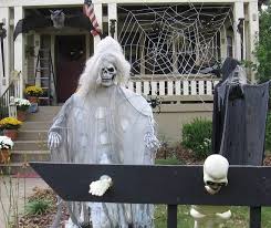 As soon as the leaves start to fall and the weather gets cold we know it's just a matter of time before we'll be carving pumpkins and hanging scary halloween decorations. 25 The Most Creepy Halloween Decoration For Front Yard Munchkins Planet