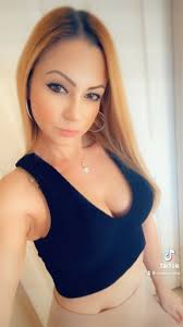 Beverly Lopez featuring her official bachata pants. 2025 will get  weirder😜🤷🏽‍♀️💋 Pernil bound.