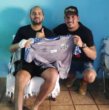 Estudou e segue como treinador de goleiros no catar. Goleiro Do Santos Doa Camiseta Oficial Do Clube Para Rifa Beneficente Em Ponta Pora