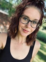 Ashley Rettig's Instagram, Twitter & Facebook