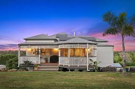 Byron Bay Queenslander Queenslander Homes In 2020 Queenslander Maine House House Exterior