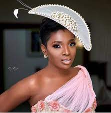 Dans cette vidéo apprenez à vous faire votre chignon pour le jour de votre mariage :) alexandre vous explique comment faire dans ce tuto coiffure. 47 Idees De Cheveux Afro Mariage Cheveux Afro Mariage Chapeaux Mariage Cheveux Afro