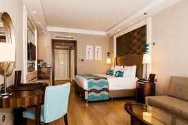 Bedside Pendant Lights Decorated With Turquois Handblown Glass Accesories Are Used In The Bedroom Lighti Ev Dekoru Yatak Odasi