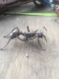 Si Tratta Di Una Scultura In Metallo Rottami Di Un Comune Red Ant E Lungo 8 E Costruito Da Diversi Tipi Di Chi Metal Art Projects Scrap Metal Art Metal Art