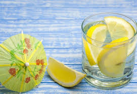 Banyak orang meminum air lemon pada pagi hari karena air lemon diklaim sebagai minuman yang menyegarkan, meningkatkan khasiat buah lemon untuk kesehatan. Boleh Hilangkan Bau Mulut Ini 12 Khasiat Lemon Untuk Tubuh Badan Yang Sihat