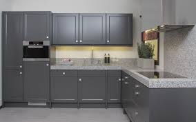 صور مطابخ خشب مودرن باللون الرمادي 2019 مشاهير