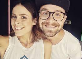 Fans sollen sie am samstagmittag auf dem parkplatz eines getränkemarkts in. Die Beiden Wurden Im Liebesurlaub Erwischt Lena Meyer Landrut Promis Mark Forster
