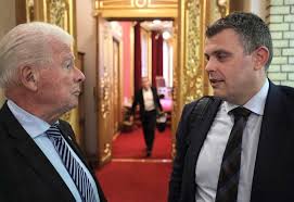 Hagen har vært en av de sentrale norske politikere gjennom flere tiår, og han ledet fremskrittspartiet frem til å bli et av. Rasende Carl I Hagen Krever Nrk Kutt Pa Flere Hundre Millioner Kampanje