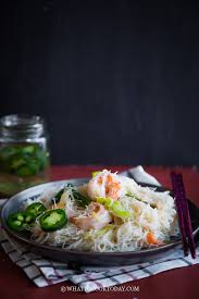 Katanya nak goreng bihun ni nampak jer senang jer, tapi kalau tak kena pada gaya boleh buat bihun jadi hancur luluh atau bihun jadi getah bungkus nasi keras kejung dibuatnya. Stir Fried White Bee Hoon ç‚'ç™½ç±³ç²‰