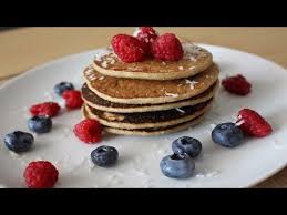 I pancake con farina d'avena e banana sono una versione realizzata con pochi ingredienti che rendono questa preparazione perfetta per tutti, anche per chi fa attenzione alle calorie. Pancake Di Avena E Banana Youtube