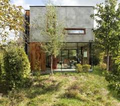 Haus Aus Glas Holz Und Beton Kombiniert Retrostil Mit Minimalismus Betonhaus Minimalismus Architektur Haus