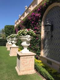 The Vias Of Palm Beach Garden Urns Make A Showing In Some Cases A Grand Gesture Palm Beach Gardens Garden Urns Palm Beach