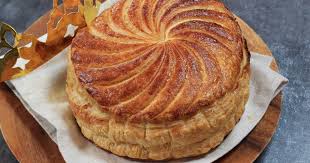 Prechauffez Le Four A 180 C Dans Un Saladier Melangez Le Beurre Mou Et Le Sucre Ajoutez Les Graine Recette Galette Des Rois Recette Galette Galette Des Rois