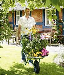 Die pflasterfugen der terrasse und der gartenwege lassen sich mit flachen polsterpflanzen begrünen. Gartengestaltung Ideen Und Planung Living At Home