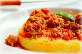 Soffriggete sedano, carota e cipolla tritati finemente in 2 cucchiai d'olio. Polenta Con Spuntature Di Maiale E Salsicce Ottima Picture Of Otello Alla Concordia Rome Tripadvisor