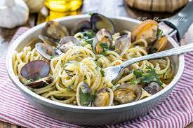 Quando aperte, togli dal fuoco e rimuovi il guscio alle vongole facendo attenzione a tenere il sugo al loro interno. Spaghetti Alle Vongole Veraci Ricetta Partenopea