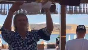 Na mykonos bawi się z innym piłkarze, co wywołało lawinę spekulacji. M 7cpnac Ol6vm