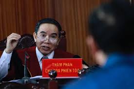 Đinh la thăng (sinh ngày 10 tháng 9 năm 1960) từng là một chính khách việt nam, có học vị tiến sĩ kinh tế. Ong Ä'inh La ThÄƒng Pháº£n Bac Cao Tráº¡ng Vnexpress