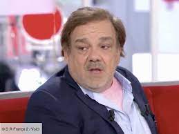 En effet, une accolade pour didier bourdon, c'est beaucoup plus fort que de s'agenouiller. Video Didier Bordon Forgets A Gift From Benabar The Discomfort In The Vivement Dimanche Range