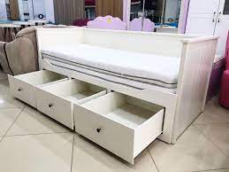 Lai gan mainīgie laikapstākļi aiz loga liek tikai neizpratnē saraukt pieri, tieši šis ir īstais brīdis sagatavoties. Ikinci El Ikea Hemnes Divan Spothane