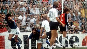 E in fondo paolo rossi, uno dei tanti rossi presenti in italia vuole essere ricordato così, maglia azzurra addosso, braccia al cielo. Rossi Von Der Strafbank Zum Nationalhelden Dfb Deutscher Fussball Bund E V