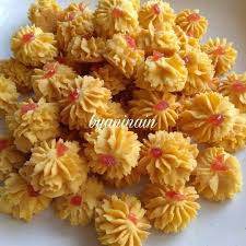 Resepi kuih loyang 1 cawan tepung beras 1/2 cawan tepung gandum 1 1/2 cawan santan fresh 1/2 cawan gula halus 1 biji telur (suhu bilik) 1 dua laki.bila raya depa pakai baju biasa je la.laki tak apa sebab bila dah tengahari baju dah. Aneka Resepi Biskut Raya 2020 Posts Facebook