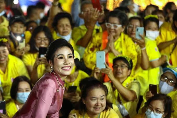 Habitantes de Tailandia recibiendo a visitantes con una sonrisa