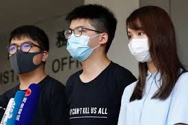 Wong, de 24 años, fue condenado a 13 meses y medio de cárcel, mientras que sus compañeros agnes chow a 10 meses e ivan lam, a 7 meses. Hong Kong Activist Joshua Wong Speaks Out On National Security Law Amid Reports His Book Is Under Review At Libraries Abc News