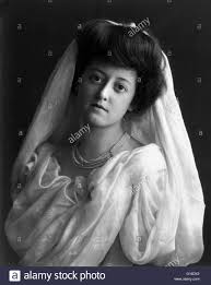 Check spelling or type a new query. Ein Hochzeitskleid Oder Brautkleid Ist Die Kleidung Von Braut Wahrend Einer Hochzeitszeremonie Farbe Stil Und Zeremonielle Bedeutung Des Kleides Konnen Die Religion Und Kultur Der Hochzeit Teilnehmer Abhangen In Den Westlichen Kulturen