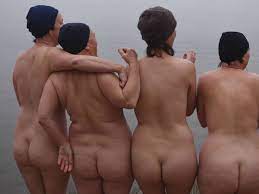 Estar desnudo frente a otros mejora la autoestima (y reduce la ansiedad  física)
