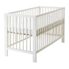 Hauteur Du Sommier Reglable A Deux Positions L Un Des Cotes Du Lit Peut Etre Retire Quand L Enfant Est Capable De Grimper Ikea Crib Best Baby Cribs Ikea Baby