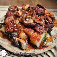 Una vez bien lavado el pulpo, lo introducimos en agua hirviendo (metiéndolo y sacándolo tres veces) para evitar que se despelleje. Shiitake A Feira Version Vegetal Del Pulpo A Feira A Freir Esparragos