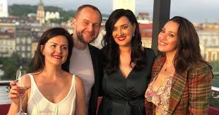 Автором ідеї та куратором є ведуча новин на телеканалі «1+1» соломія вітвіцька. Solomiya Vitvicka V Efektnomu Autfiti Vidsvyatkuvala Den Narodzhennya Shou Biznes Tch Ua