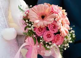 Gerber Daisy Wedding Bouquet With Roses And Baby S Breath I Actually Kind Of Like The Roses W Wedding Bouquets Sets Daisy Bouquet Wedding Gerber Daisy Wedding