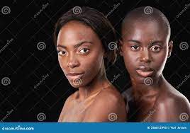 Belleza Desnuda. Dos Hermosas Mujeres Africanas Posando Frente a Un Fondo  Negro Con Los Hombros Desnudos. Imagen de archivo 