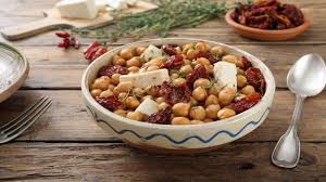 Una ricetta dietetica, veloce e depurativa per iniziare bene la settimana? Insalata Di Ceci Con Feta E Pomodori Secchi Fresca E Gustosa