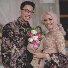 Lengkapi dengan heels favorit ya. 35 Ide Baju Tunangan Berhijab Sederhana Lamaz Morradean